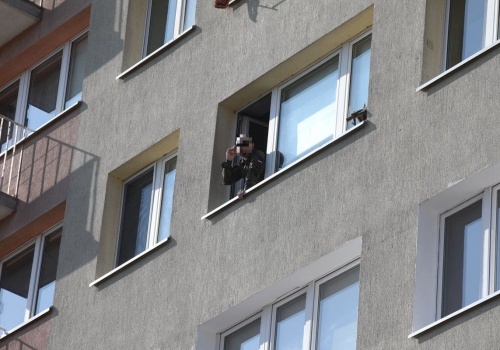 Były żołnierz WOT grozi skokiem z 6. piętra wieżowca na Podgrodziu