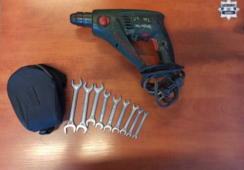 Włamania do piwnic w Raciborzu. Policja odzyskała przedmioty i szuka ich właścicieli