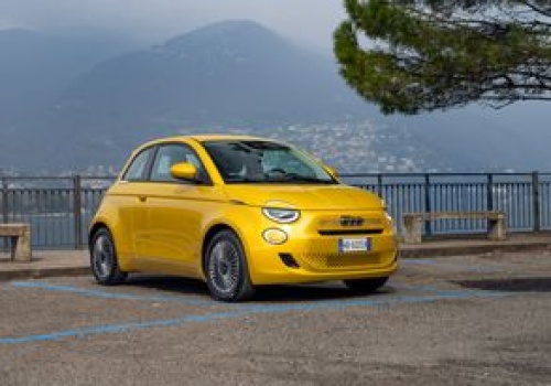 Premiera Fiata 500 Hybrid wygląda jak drop limitowanej kolekcji!