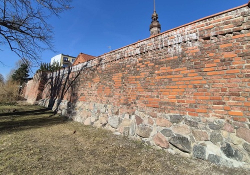 Biały nalot na murach miejskich w Słupsku. Błąd, brak czasu, złe materiały… czy nic z tych rzeczy?