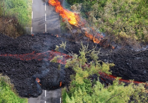 Lawa zablokowała drogę na francuskiej wyspie. W pobliżu tłum gapiów