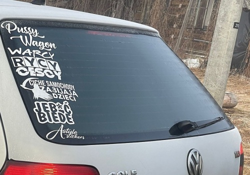 23-latek z VW Golfa z naklejką „Jeb*ć biedę” sprawdził cennik zakopiańskiej drogówki