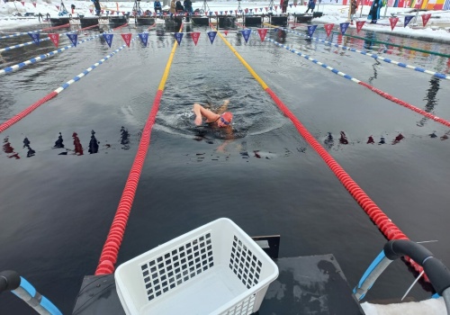 W bardzo zimnej wodzie pływa na medal