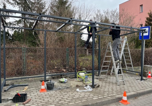 Podświetlane i z fotowoltaiką. Nowoczesne przystanki w Świebodzicach