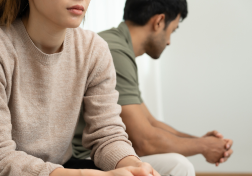 Udaje, że Cię kocha? Zobacz, jak to sprawdzić