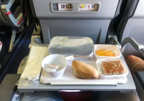 Jedzą przed lotem, a później stoją w kolejce pod toaletą. Te produkty zmieniają podróż w koszmar