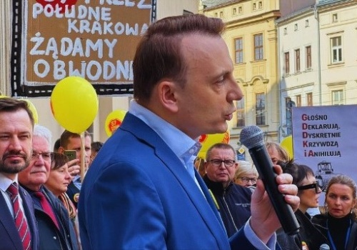 „Nie dla S7 przez południe Krakowa”. Protest w centrum miasta. Gibała: „Mieszkańcy muszą patrzeć władzy na ręce”