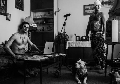 Szwed Swd i Macias wypuścili „Sweter znanej marki”