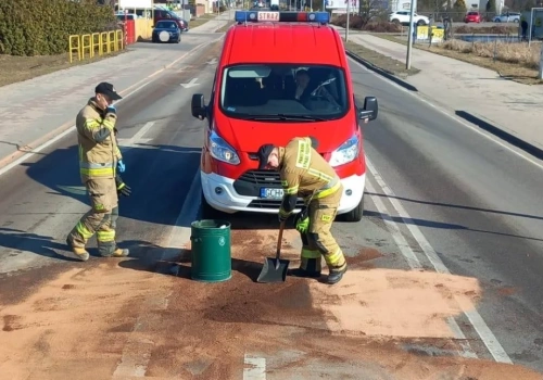 Śliska plama na ul. Człuchowskiej w Chojnicach. Strażacy usuwali zagrożenie