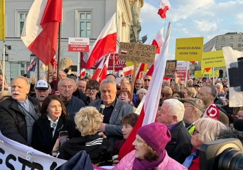 Wiec poparcia dla prezydenta Nawrockiego. Sakiewicz: w SAFE zapisano 3 miliardy na łapówkę dla dziennikarzy