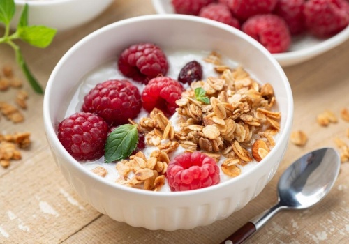 Wysokoproteinowy bowl z jogurtem i granolą. Idealny na dobry start dnia