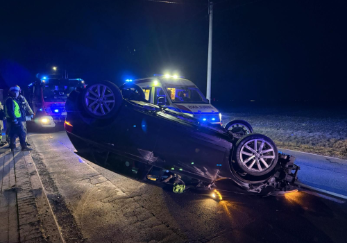 Niebezpieczne dachowanie w Lądku