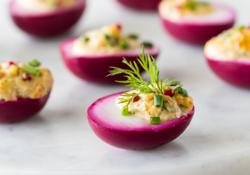 Różowe jajka zrobią furorę na wielkanocnym stole. Prosty przepis na spektakularny efekt