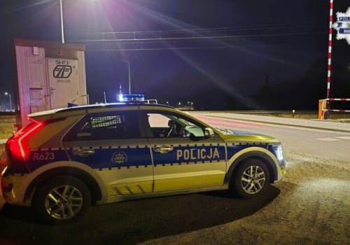 Uszkodził dwa szlabany na strzeżonym przejeździe kolejowym i… odjechał!