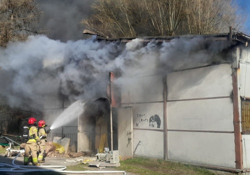 Pożar hali magazynowej przy szpitalu we Wrocławiu