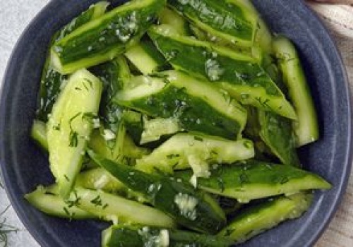 Zapomnij o mizerii. Ta surówka z ogórków małosolnych pasuje do każdego obiadu