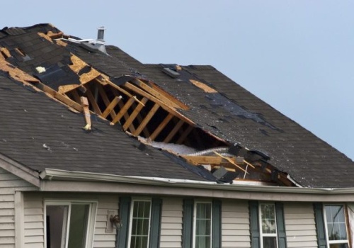 Wiatr uszkodził dach na szkole w Niles