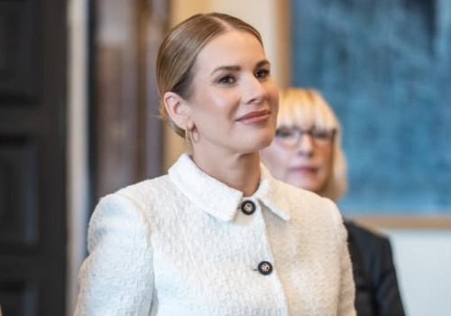 Marta Nawrocka w eleganckiej kreacji na otwarciu wystawy. Ekspertka załamuje ręce