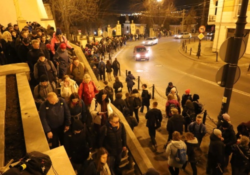 Modlitwa i kilkadziesiąt kilometrów nocnego marszu. Tysiące wiernych na Ekstremalnej Drodze Krzyżowej w Lublinie