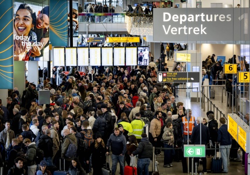 Bilety nie zdrożeją. Rząd przegrał w sądzie sprawę o ruch na lotnisku w Amsterdamie