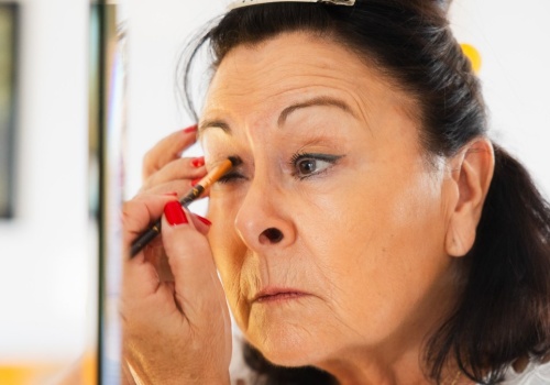 Masz opadającą powiekę? Postaw na ten makijaż by 