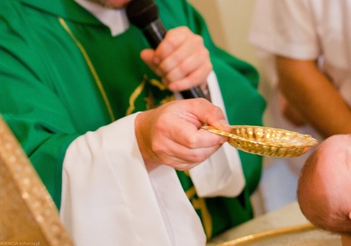 Ile za chrzest? To sakrament, więc cennika nie ma. 
