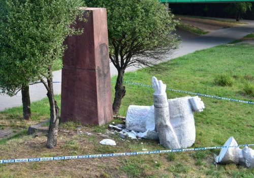 Miasto planuje przekazać pozostałości pomnika Berlinga. Nikt ich jednak nie chce