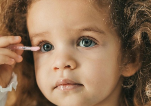 Dziewczynki używają kosmetyków na potęgę. Dermatolog: 