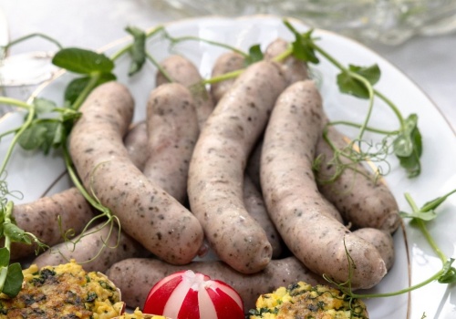 Najczęstszy błąd przy gotowaniu białej kiełbasy. Wychodzi sucha i bez smaku