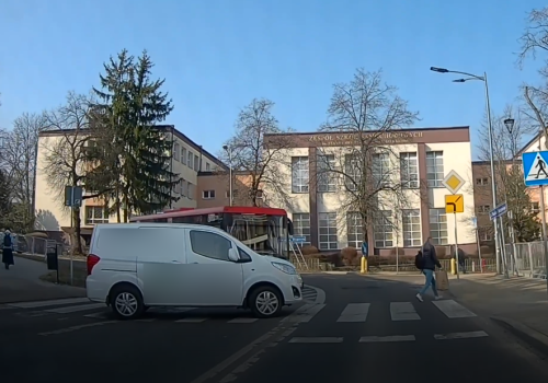 Niebezpieczne zdarzenie na ul. Leszczyńskiego. Kierowca wjechał z chodnika na przejście dla pieszych