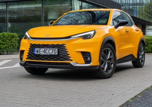 Lexus stawia na bogate wyposażenie w podstawie. Konkurencja wymaga dopłaty