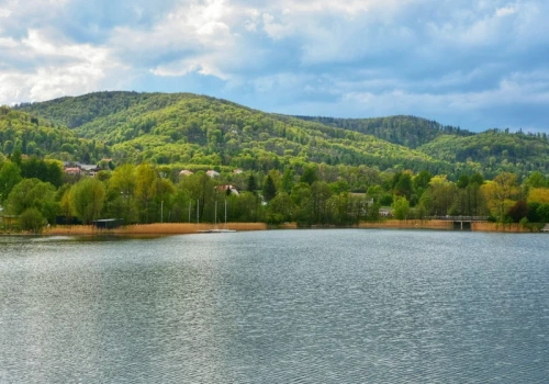 „Polskie Como” zachwyca turystów. Od roku kursuje tam specjalny pociąg