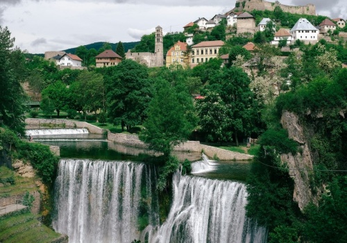 To miasto zostało okrzyknięte jednym z najpiękniejszych w Europie. W centrum ma wodospad