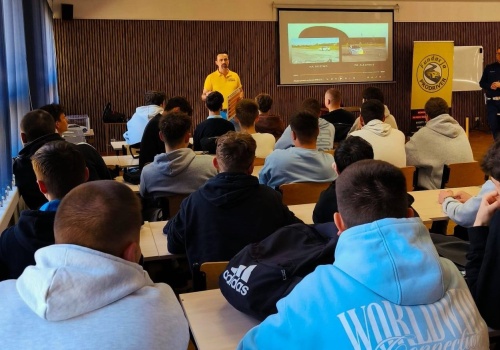 „Nowosądeckie drogi bez promili”. Policja i fundacja spotkały się z uczniami sądeckiej „Samochodówki”