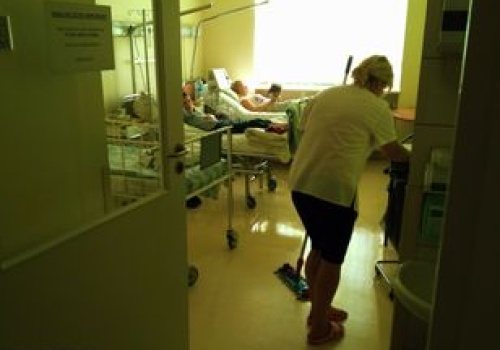 Oto zarobki salowej w szpitalu. Ujawnili stawki