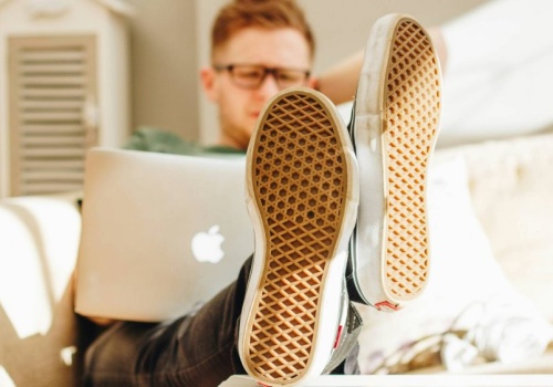 Zetki wcale nie są roszczeniowe. Pokazują milenialsom, na co nie pozwalać sobie w pracy