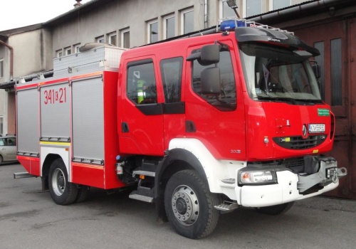 Zderzenie samochodów osobowych na drodze krajowej 75 i przewrócony ciągnik. Są poszkodowani