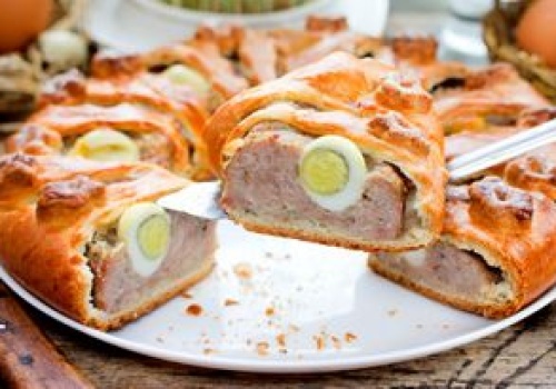 Wielkanocna pieczeń z jajkiem. Po przekrojeniu wygląda jak dzieło sztuki i znika ze stołu w kilka minut