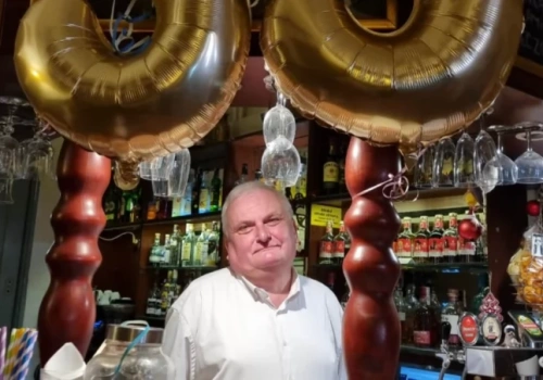 Pan Piotr pracuje za tym samym barem już 33 lata. Gości zna od podszewki. Już od progu wie, kto co pije