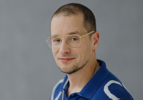 Krzysztof Zalewski szczerze o życiu poza sceną. „Wracam do hotelu i patrzę w sufit”