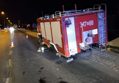 Z wozu strażackiego urwały się koła. W jedno uderzyła osobówka