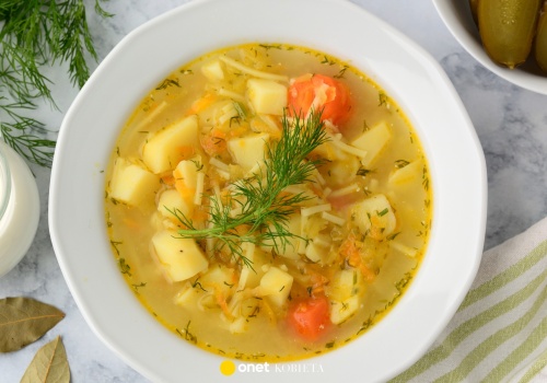 Najzdrowsza zupa z PRL-u według AI. Lekka, sycąca i bogata w probiotyki