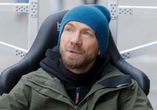 Przemysław Kossakowski po rozstaniu z Martyną Wojciechowską wycofał się z mediów. Zrobiono mu nowe zdjęcia na lotnisku (FOTO)