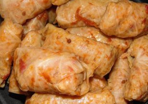 Zastąp jeden składnik w gołąbkach. Będą lżejsze i jeszcze smaczniejsze niż tradycyjne