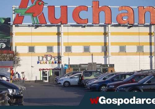 Auchan tak wychodzi z Polski, że… zostaje