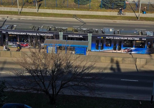 „Sprzedajemy piękne samochody”. Auto Centrum Golemo reklamuje się na krakowskich tramwajach
