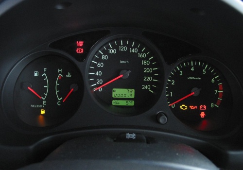 Zapala się na desce rozdzielczej, a kierowcy gaszą silnik. Taka reakcja słono kosztuje