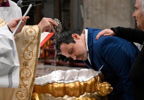 Chrzty dorosłych: boom we Francji, umiarkowany wzrost w Niemczech