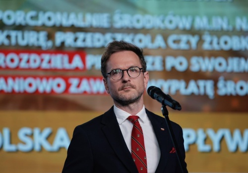 Europoseł PiS pisał o sportowym samochodzie służbowym szefa MSWiA. 