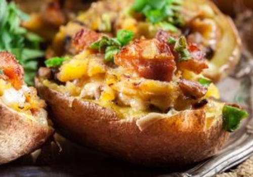 Przekrawam i wrzucam kilka dodatków. Pyszne ziemniaki do obiadu i na imprezę